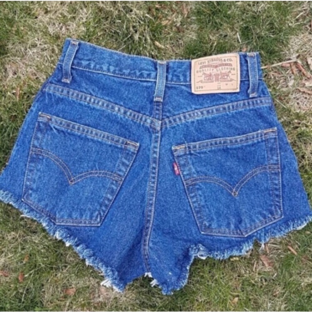 VTG High Waisted Levi Shorts - Medium Wash (XXS-M)